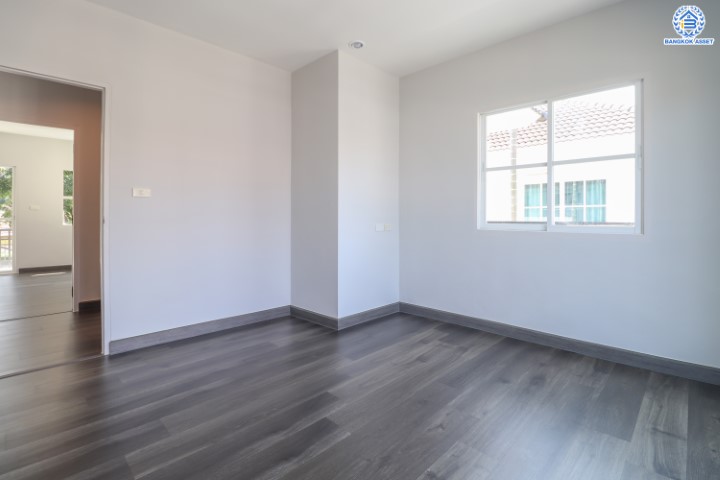 บ้านมือสองตกแต่งใหม่ ม.กฤษดาลากูน กาญจนาภิเษก-นครอินทร์ บนเนื้อที่ 85.9 ตร.ว. สนามหญ้ากว้างถึง 180 ตร.ม. ฟังก์ชัน 3 ห้องนอน 1 ห้องนอนแม่บ้าน 4 ห้องน้ำ 2 ที่จอดรถ บนทำเลเยี่ยมสุด เชื่อมต่อถนนหลายเส้นทาง ใกล้จุดขึ้นทางด่วน "ศรีรัช"